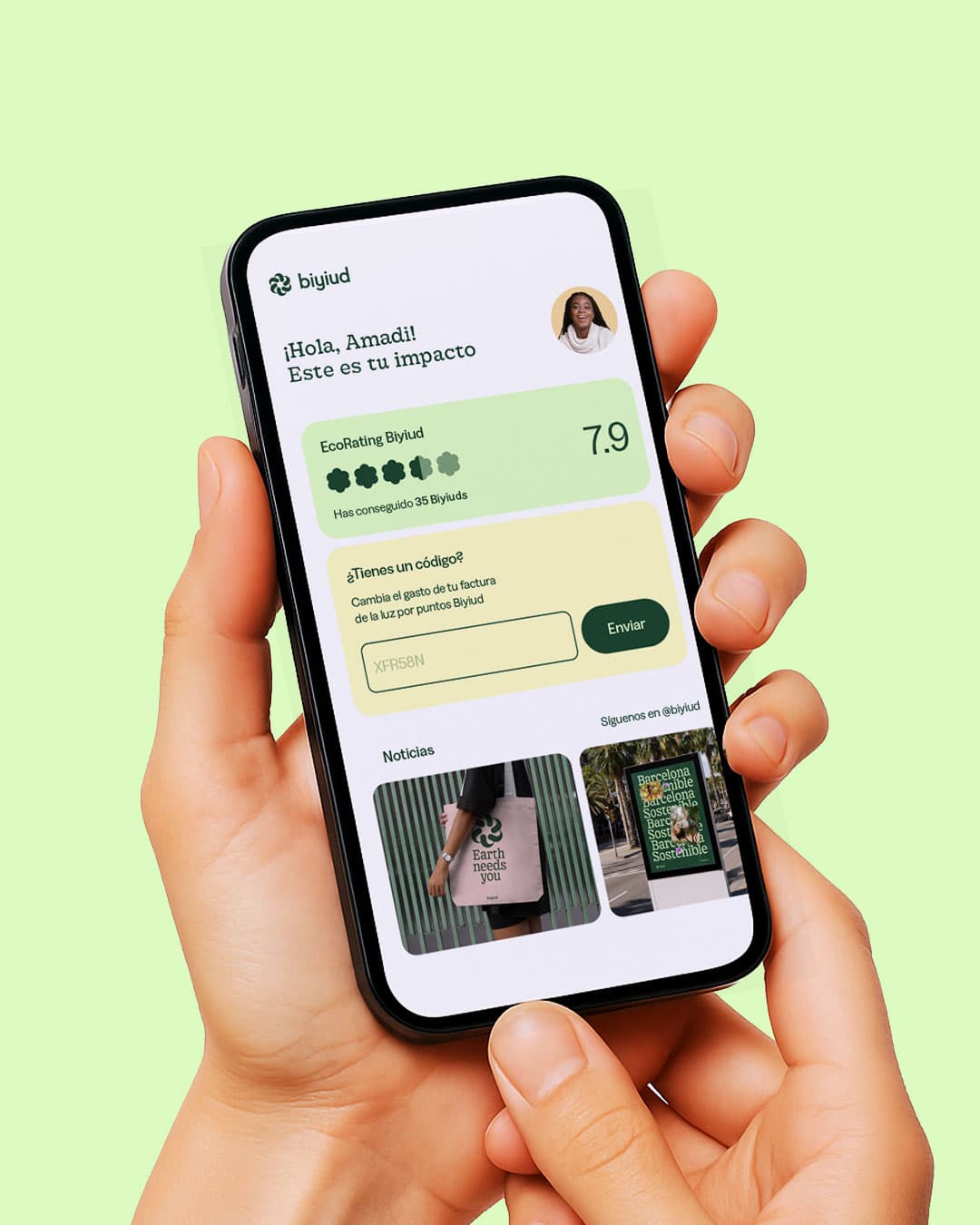 Manos sosteniendo un teléfono con la app de Biyiud